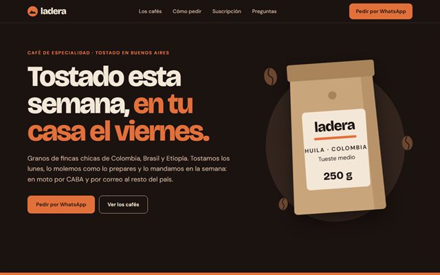 La demo del café en computadora: fondo oscuro, titular «Tostado esta semana, en tu casa el viernes» y una bolsa de café dibujada.